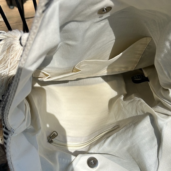 EUC TOTE/beach bags/purse/bag black and cream color - Picture 6 of 6